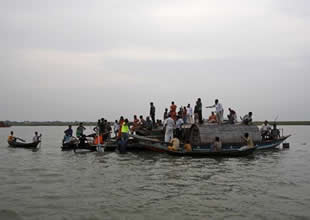 Bangladeş'te kaçak göçmen teknesi battı: 24 kayıp