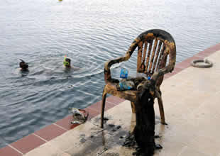 Küçükkuyu'da ekipler denizi temizledi