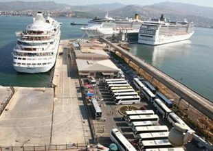 İzmir Limanı'na denizden turist yağıyor