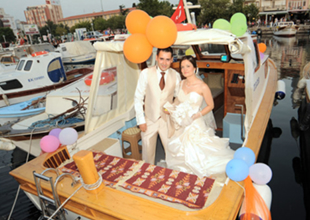 Düğün salonuna gelin teknesiyle gittiler