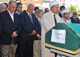 Sureyya Ciliv In Vefat Eden Babasi Topraga Verildi Sureyya Ciliv In Vefat Eden Babasi Topraga Verildi