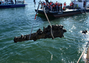 Korsan gemisi enkazından top çıkarıldı