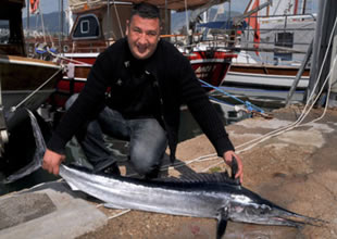 En yızlı yüzen balık zıpkından kaçamadı