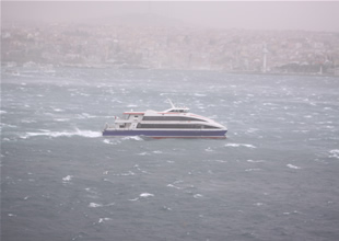 Şiddetli fırtına deniz ulaşımını vurdu