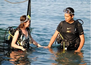 Deniz dibine 'benimle evlenir misin' yazdı