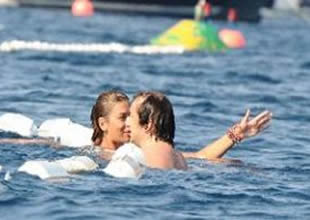 AK Partili Türkeş, sezonu mankenle açtı