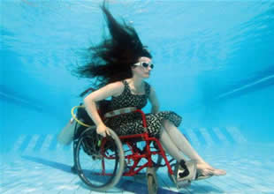 Dünyanın ilk su altı tekerlekli sandalyesi