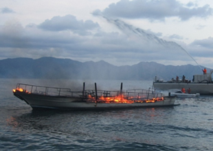 Marmaris'te dalgıç teknesi yanarak battı