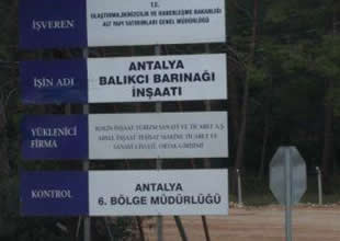 Antalya Balıkçı Barınağı'nın mendireği yıkıldı