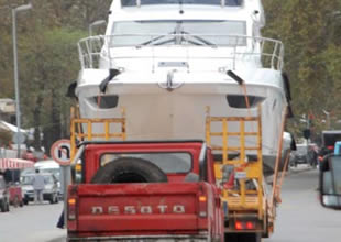 Yatlar tırlarla Setur Marina'ya taşınıyor