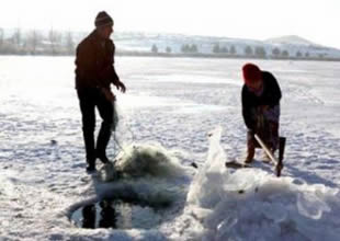 Ardahan'da "Eskimo Usulü" balık avı