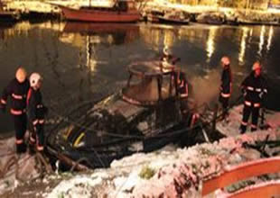 Kadıköy'de limanda demirli tekne yandı