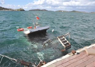 Foça'da fırtına limandaki tekneyi batırdı