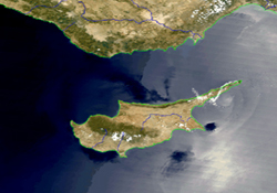 Yunanistan Kıbrıs'ta çizmeyi aşıyor