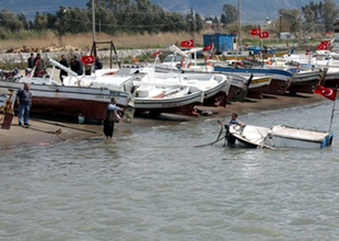 Hatay'da fırtınadan 12 balıkçı teknesi battı