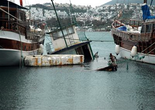 Bodrum'da şiddetli lodos tekne batırdı