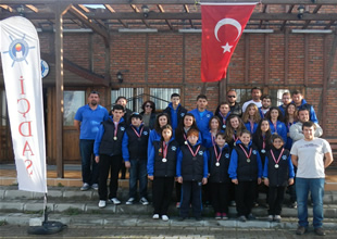 İÇDAŞ sporcuları denizde kupa topladı