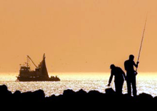 Kaçak balıkçılık Çandarlı'yı tehdit ediyor