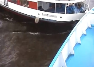 Rusya'da turist taşıyan iki gemi çatıştı