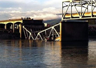 ABD'de köprü felaketi, araçlar suya uçtu