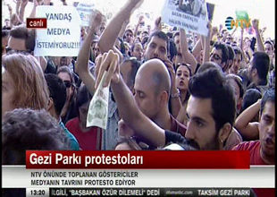 NTV önünde "Medya" protesto ediliyor