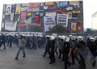 Polis pankartları indirmek için Taksim'de