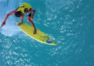 Sörf tahtası ile Florida Boğazı’nı geçti