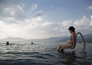 Komşuda engelliler de denize girebiliyor