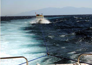 Bodrum'da sürüklenen tekne kurtarıldı