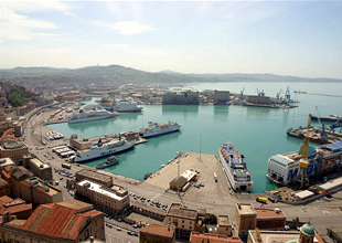 Ancona Limanı deniz ulaşımına kapatıldı