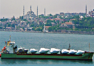 Mega Yacht Transport tekneleri taşıyor