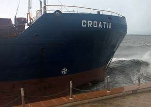 Zonguldak'ta  yük gemisi karaya oturdu