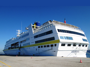 Sezonun ilk gemisi "Hamburg" Çanakkale'ye demirledi