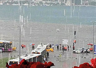 istanbul uskudar da deniz karaya cikti