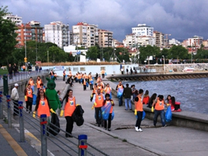 Migros çalışanları Caddebostan sahilini temizledi