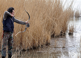 Balıkları okla avlayan adam!