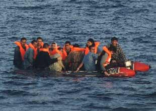 Çeşme'den şişme botla kaçıyorlardı
