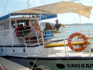 Cunda'da sahil yolcu teknelerine kaldı