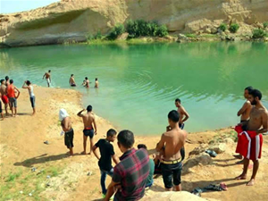 Çöl ortasındaki gizemli göl herkesi şaşırtıyor