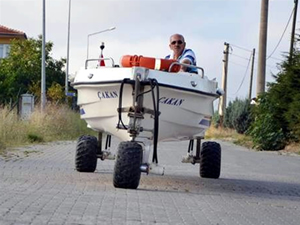 Karada ve denizde giden tekne geliştirdi