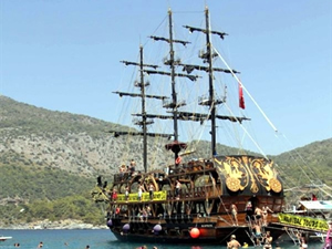 Turistler korsan teknesiyle Fethiye koylarını keşfediyor