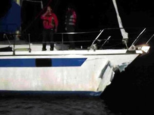 Kaş'ta kayalıklara çarpan Türk bayraklı yat kurtarıldı