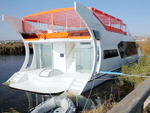 ‘Yüzen ev’ Mogan Gölü’nde suya indirildi