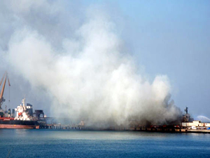 İskenderun Denbirport limanında  gemi yanıyor