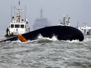 Kargo gemisi ile balıkçı teknesi çarpıştı: 10 balıkçı kayıp