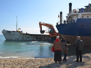 Mersin'de karaya oturan kuru yük gemisi kurtarıldı