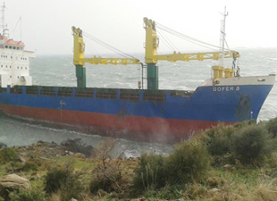 Şiddetli fırtına ve lodos nedeniyle Nemrut Körfezi'nde 3 gemi karaya oturdu