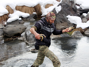 Karlıovalılar -20 derecede elle balık avlıyorlar