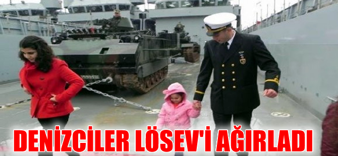 Lösemili çocuklar Foça Deniz Üssü'nde donanmayla tanıştı