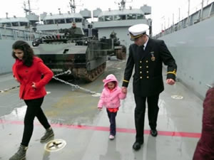 Lösemili çocuklar Foça Deniz Üssü'nde donanmayla tanıştı